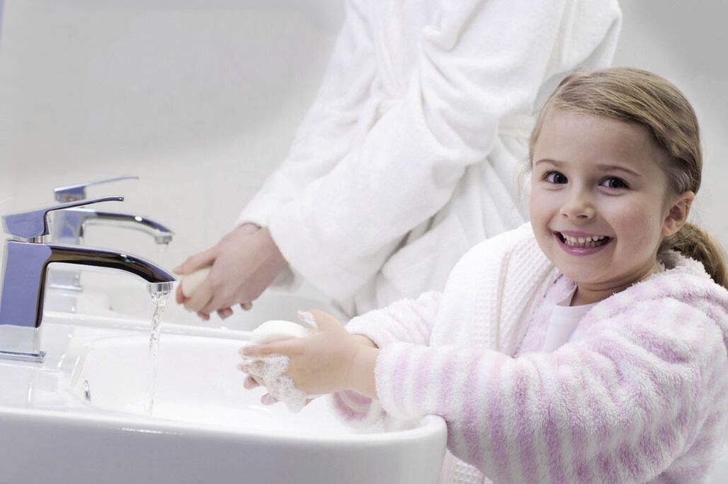 Händewaschen zur Vorbeugung einer Ansteckung mit Würmern