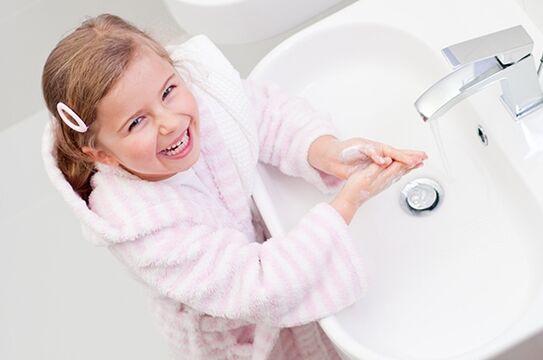 Um sich vor einer Infektion mit Würmern zu schützen, müssen Sie Ihre Hände waschen